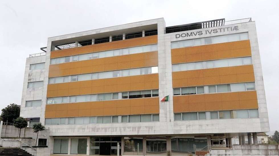 A PJ refere ainda que foram apreendidos diversos elementos de prova que reforçaram os indícios da prática dos crimes em investigação, designadamente uma arma de fogo