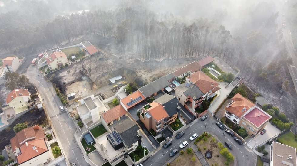 O fogo, cujo alerta foi dado às 14h18, estava pelas 17h a ser combatido por 108 operacionais