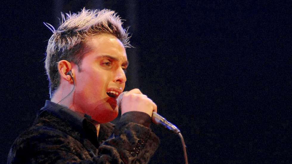 Afamado pela sua voz de contratenor, Nuno Guerreiro celebrizou-se enquanto vocalista da Ala dos Namorados, com temas como "Loucos de Lisboa" e "Solta-se o Beijo"