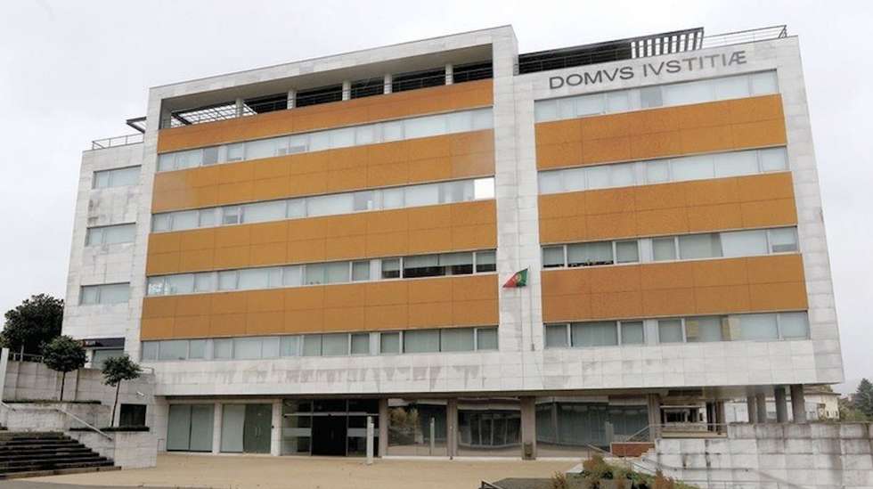 Perante o coletivo de juízes, a mulher confirmou ter visto o ex-namorado a furtar bens do interior de viaturas, negando, contudo, que ele tenha arrombado os carros