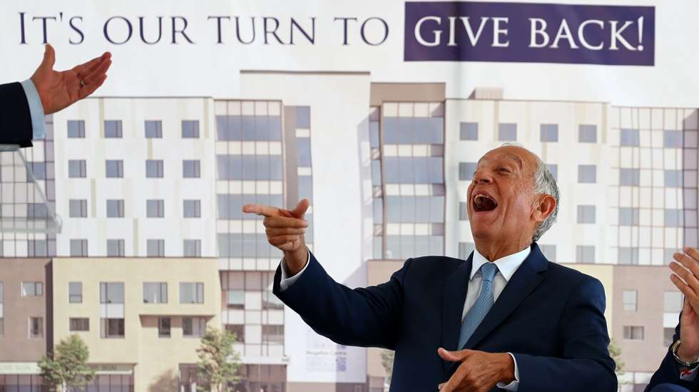 O Presidente da República, Marcelo Rebelo de Sousa (E), e o secretário de Estado das Comunidades Portugueses, Paulo Cafôfo (D), riem durante a cerimónia de lançamento da primeira pedra da construção do “Centro Magalhães”, para a terceira idade, em Toronto, Canadá, 16 de setembro de 2023. A visita oficial de cinco dias do Presidente ao Canadá decorre até ao próximo dia 17. NUNO VEIGA/LUSA