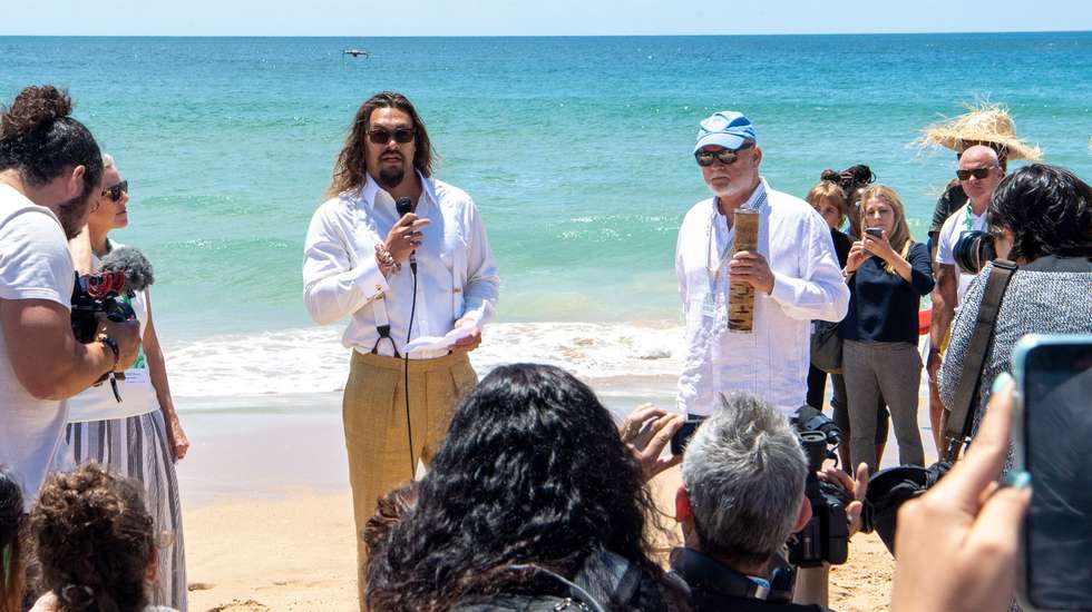 Jason Momoa recebeu o marco do enviado especial da ONU para os oceanos, Peter Thompson