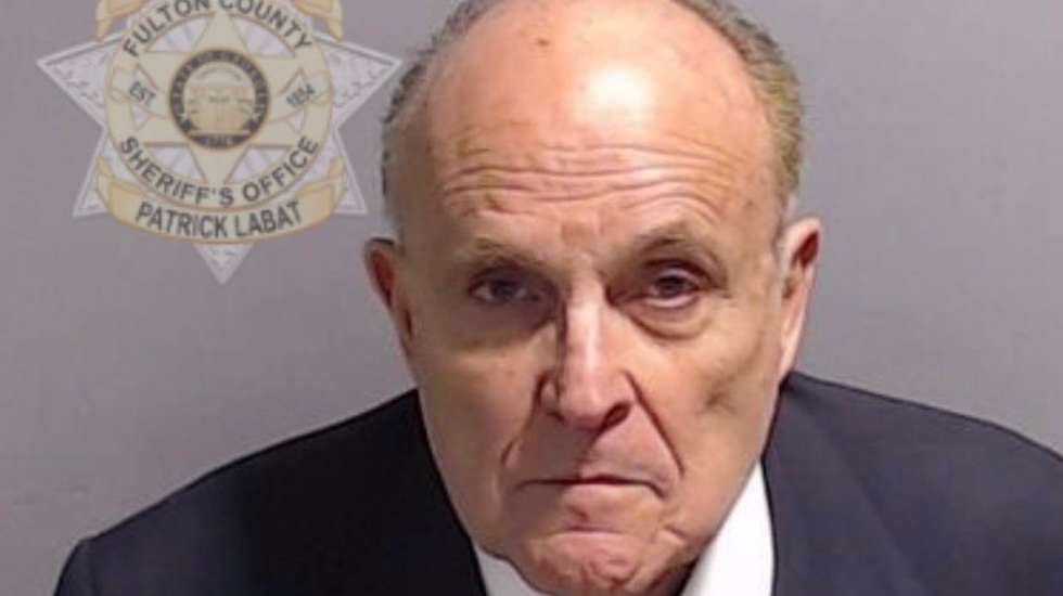 Giuliani é acusado de obrigar os legisladores estaduais na Geórgia e em outros estados a nomear ilegalmente eleitores favoráveis a Trump.