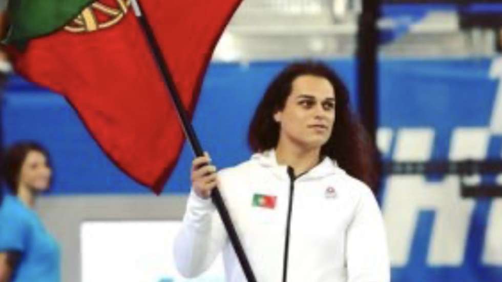 Hannah Caldas é uma atleta transgénero, natural de Vizela e agora residente na Califórnia, que se destaca na modalidade de "remo indoor"