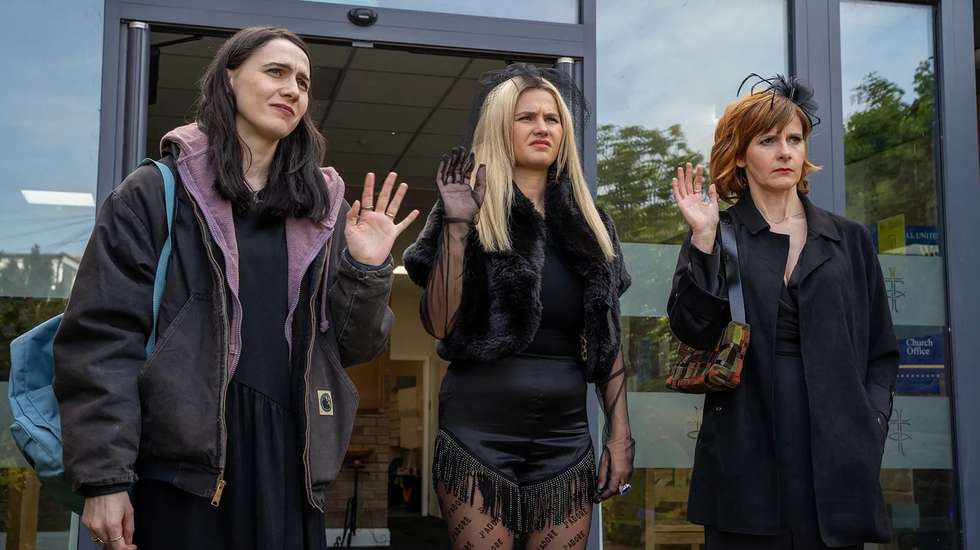 Vidas tristes? É curioso que nunca pensemos nisso. "Such Brave Girls" acontece a um ritmo tão exigente que não dá espaço para julgamento
