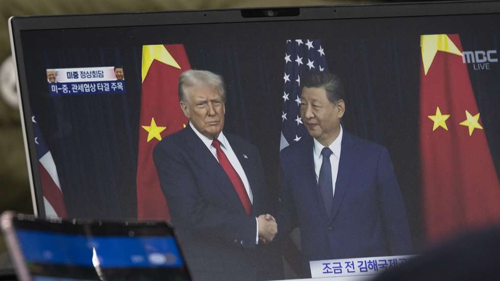 epa12492208 A journalist works as he watches a laptop screen displaying US President Donald Trump (L) and Chinese President Xi Jinping during the South Korea Asia-Pacific Economic Cooperation (APEC) CEO Summit, in Gyeongju, South Korea, 30 October 2025. South Korea will host the 2025 APEC annual meeting in Gyeongju from 29 October to 01 November.  EPA/JEON HEON-KYUN