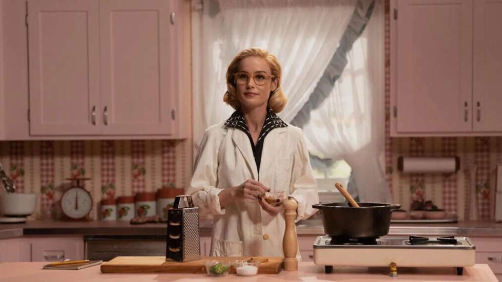 Formada em química, Elizabeth Zott soube da pior forma que nunca conseguiria tirar um doutoramento se não cedesse às piores normas de um universo científico dominado por homens. Daí à televisão foi um salto improvável