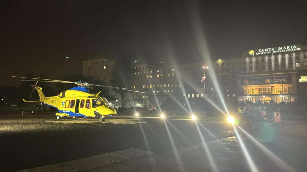 Helicóptero do INEM, vindo de Faro, pousado no heliporto do Santa Maria esta segunda-feira
