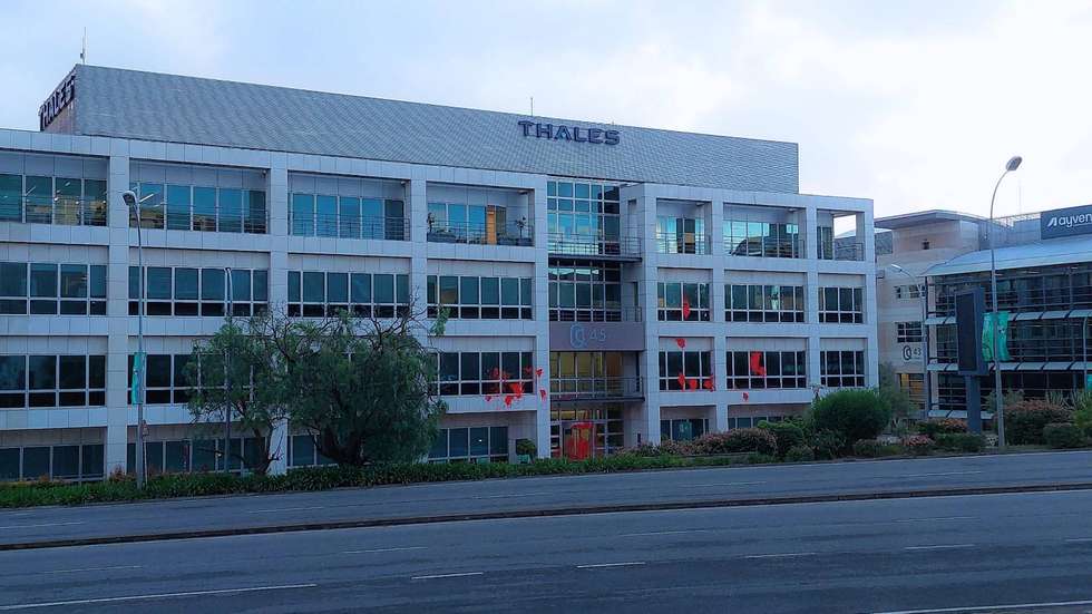 A fachada do edifício onde funciona a sede portuguesa da Thales, em Paço de Arcos, foi alvo do protesto