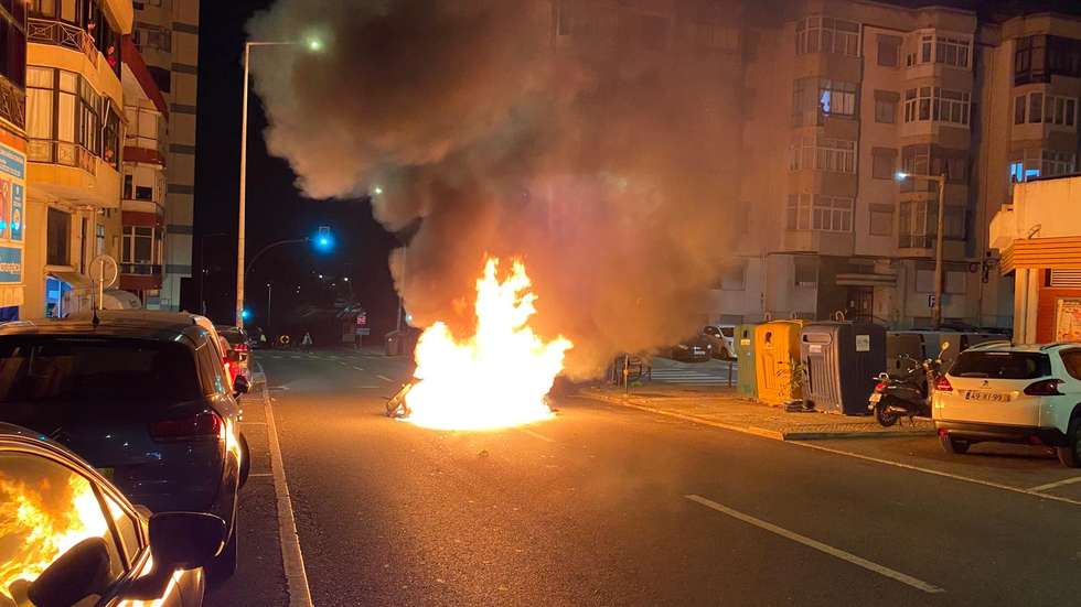 Foco de incêndio em Queluz na sequência de protestos como reação à morte de Odair Moniz, cidadão cabo-verdiano de 43 que foi baleado por um agente da PSP no alto da Cova da Moura, na Amadora