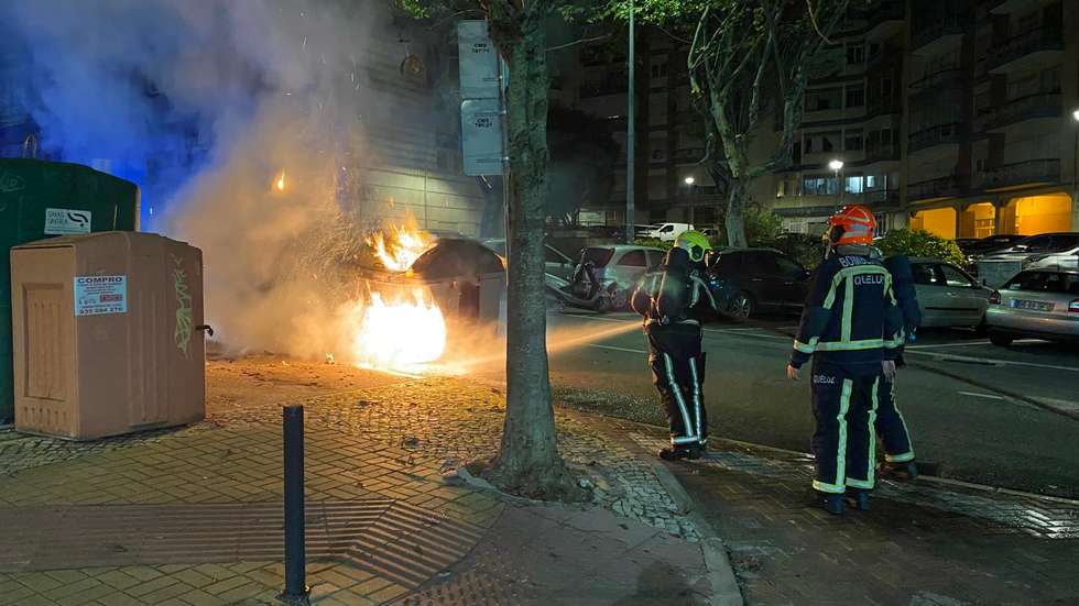 Foco de incêndio em Queluz na sequência de protestos como reação à morte de Odair Moniz, cidadão cabo-verdiano de 43 que foi baleado por um agente da PSP no alto da Cova da Moura, na Amadora