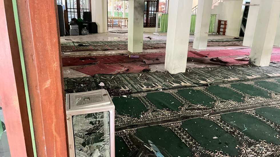 A imagem partilhada pela polícia de Jacarta mostra como ficou a mesquita depois da explosão