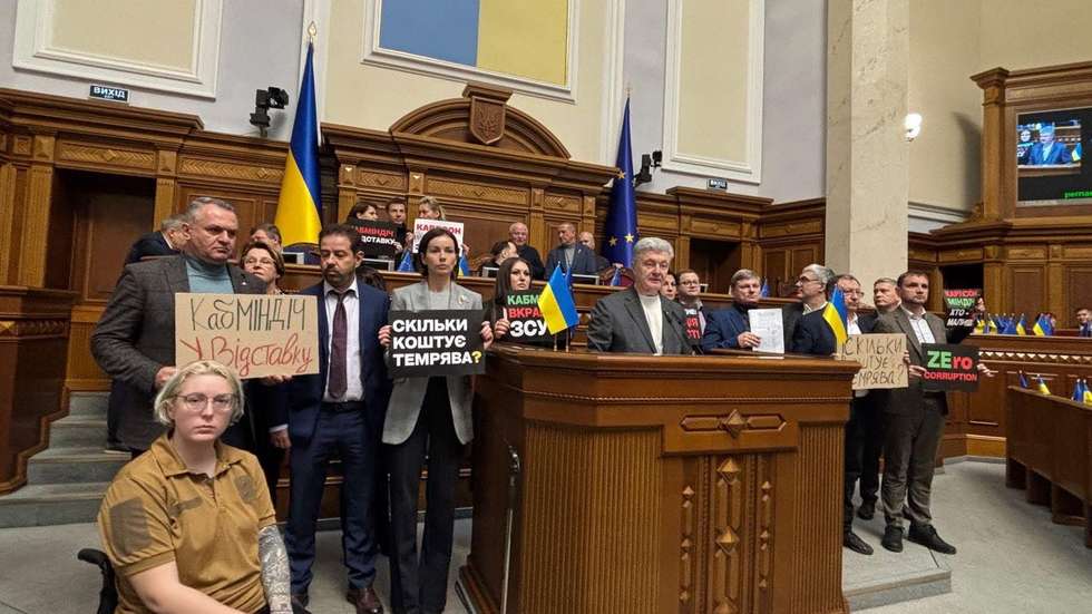Deputado seguraram cartazes com frases como "Qual é o preço da escuridão?"