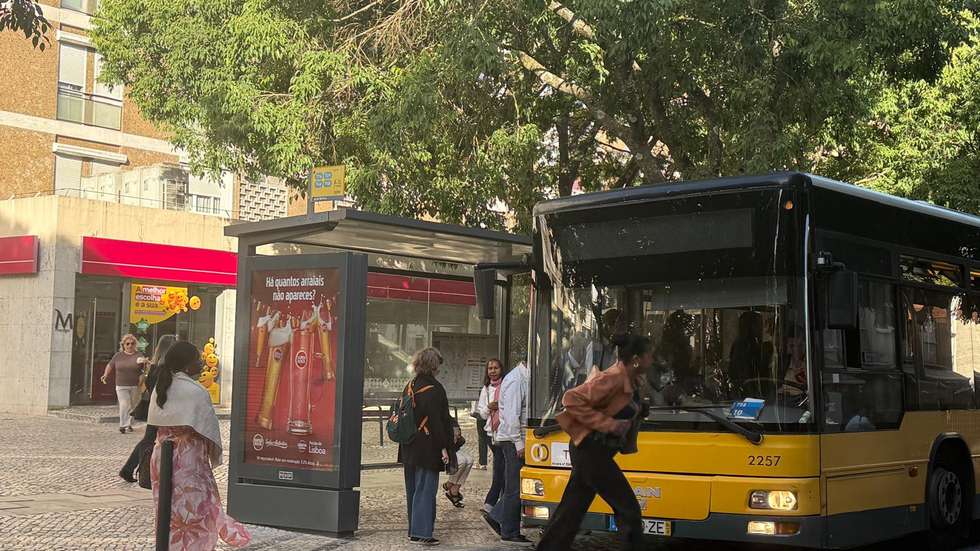 Greve Geral. Na estação de comboios de Benfica, eram poucas as pessos junto à linha dos comboios esta manhã, muitas pessoas trocaram o comboio pelos autocarros, havendo paragens com filas de passageiros à espera