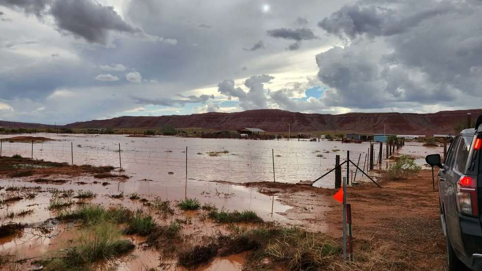 80 milímetros de chuva caíram em apenas três horas na área metropolitana de Phoenix, provocando inundações em várias estradas