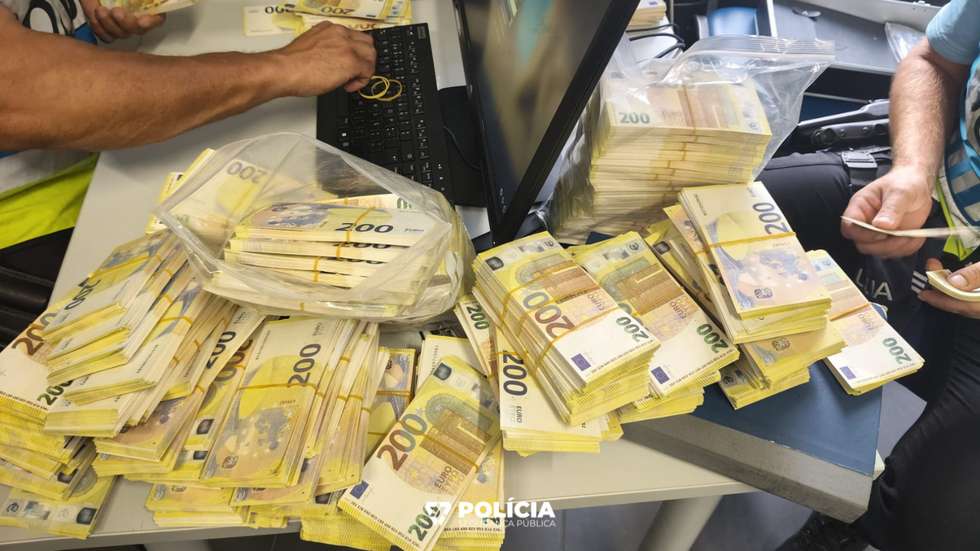 Encontrada mala de viagem com 1,4 milhões de euros em notas falsas