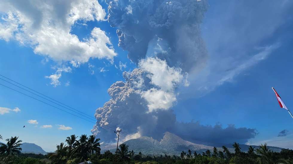 epa12221745 A handout photo made available by Indonesia's Volcanology and Geological Hazard Mitigation Center (PVMBG) shows Mount Lewitobi Lake-laki spewing ash during its eruption in East Flores, Indonesia, 07 July 2025. The eruption caused a volcanic ash plume to rise up to 18 kilometers.  EPA/PVMBG HANDOUT HANDOUT EDITORIAL USE ONLY/NO SALES