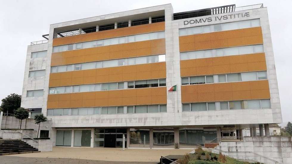 Jovem terá participado no planeamento do homicídio de um sem-abrigo