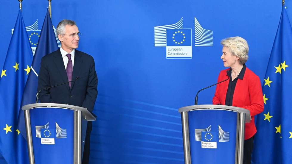 Jens Stolltenberg e Ursula Von der Leyen antes do Seminário da Comissão Europeia.