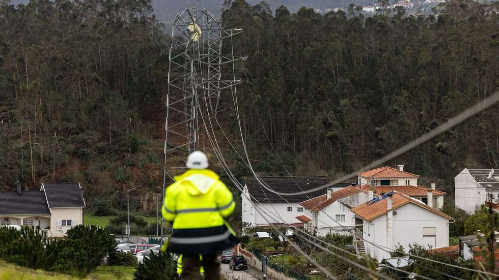 Rede elétrica destruída Kristin. DR