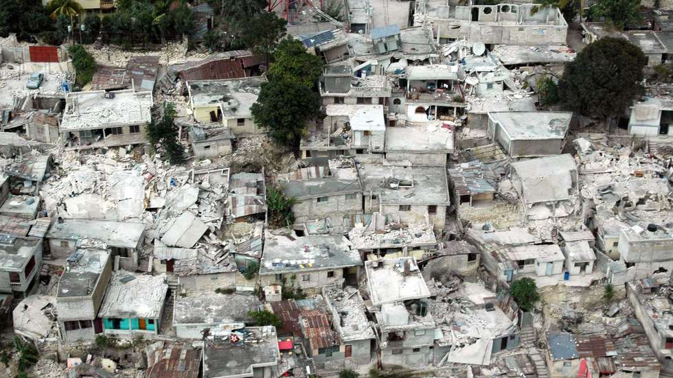 epa01988870 A handout photo released by Red Cross International on 14 January 2010 shows an aerial view of dozens of collapsed houses in Port-au-Prince, the capital of Haiti, after a massive 7.0 magnitude earthquake struck the country on 12 January 2010. The epicentre of the worst earthquake in the history of Haiti was just 15 kilometres away from the capital city, where hundreds of buildings have collapsed.  EPA/RED CROSS INTERNATIONAL /HANDOUT  EDITORIAL USE ONLY
