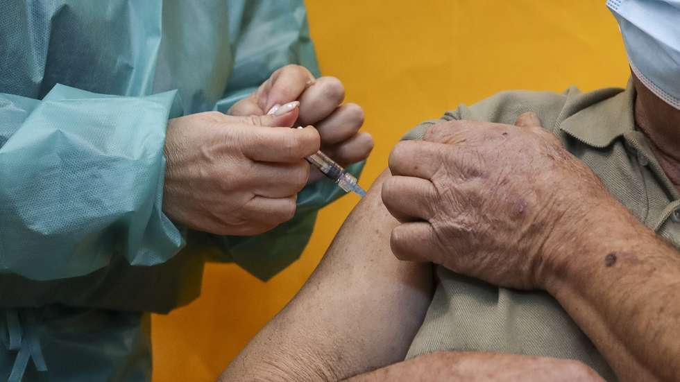 Um utentes é inoculado com uma dose de uma vacina por uma profissional de saúde no Centro de Vacinação de covid-19 de Coimbra que reabriu hoje, no Pavilhão Multidesportivo Dr. Mário Mexia, em Coimbra, 23 de novembro de 2021. PAULO NOVAIS/LUSA