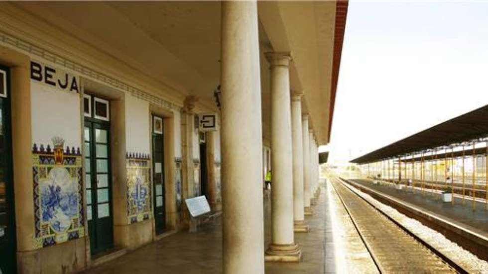 Em causa está a decisão da revisão da dotação financeira do projeto de modernização, requalificação e eletrificação da linha ferroviária Casa Branca-Beja