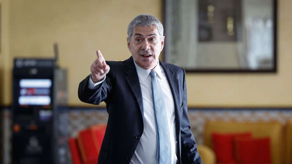 O antigo primeiro-ministro, José Sócrates, durante uma conferência de imprensa sobre os últimos desenvolvimentos da Operação Marquês, na Ericeira, 17 de abril de 2024. ANTÓNIO PEDRO SANTOS/LUSA