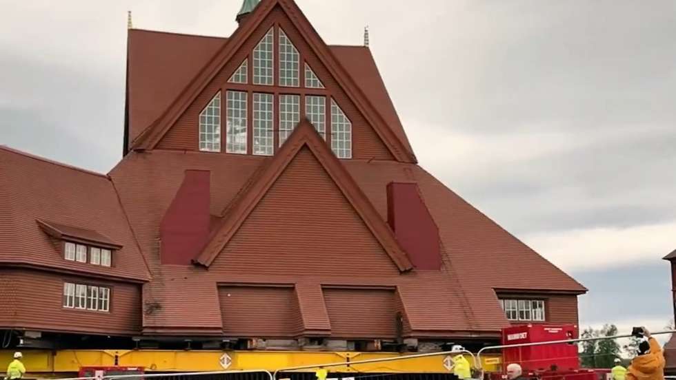 A Kiruna Kyrka, igreja luterana sueca de 1912, é feita de madeira, pesa 672 toneladas e tem 40 metros de altura