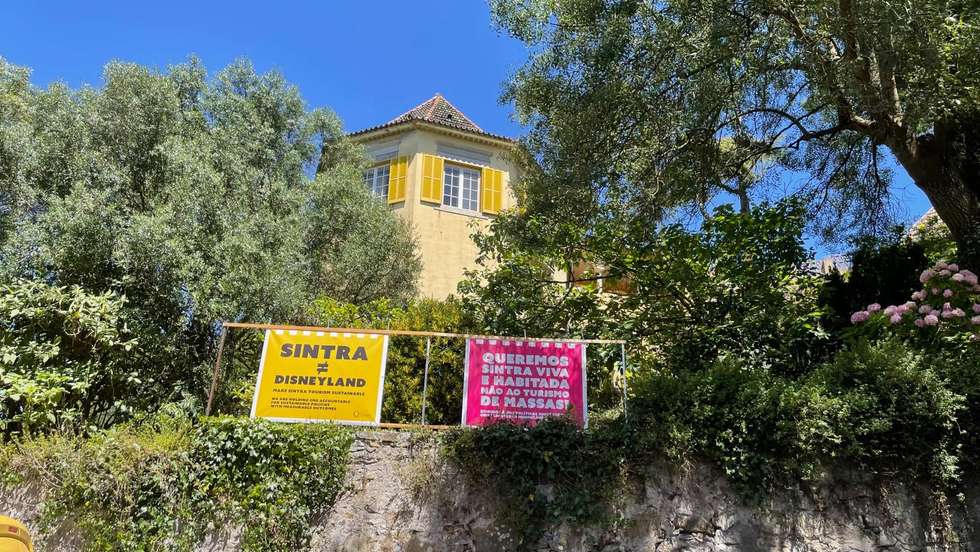 Habitantes e comerciantes estão a afixar cartazes nas suas propriedades