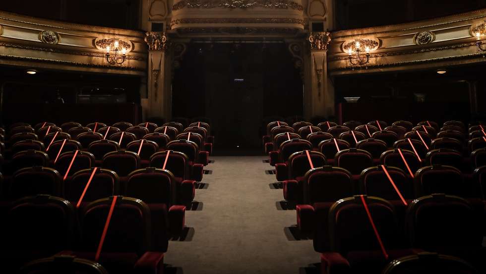 Cadeiras interditas para a visualização da peça "Catarina e a beleza de matar fascistas" antes da reabertura ao público, no âmbito das novas medidas de desconfinamento relacionadas com a pandemia da covid-19, no Teatro Nacional D. Maria II , em Lisboa, 19 de abril de 2021. (ACOMPANHA TEXTO) MÁRIO CRUZ/LUSA