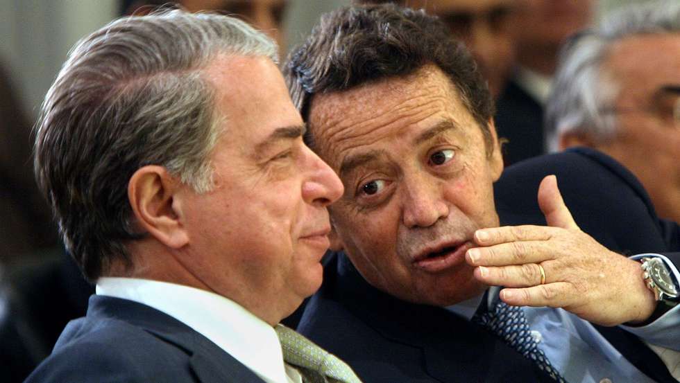 O Ministro da Economia, Manuel Pinho, conversa com o Presidente do BES, Ricardo Salgado, durante a cerimónia de assinatura de protocolos entre as Autoridades de Gestão dos Programas Operacionais do QREN e Instituições de Crédito e Sociedades de Garantia Mútua, no Centro Cultural de Belem, Lisboa, 8 de julho de 2008.   JOAO RELVAS/LUSA