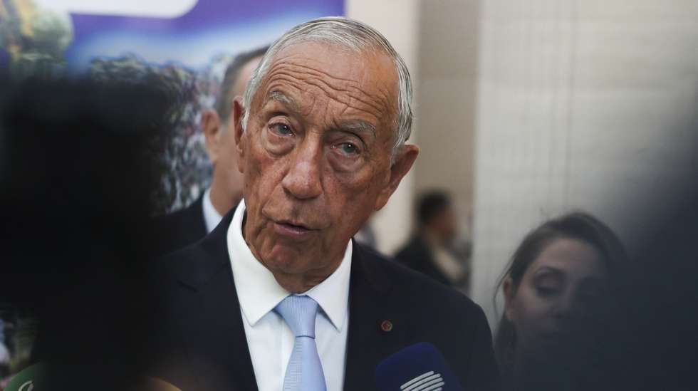 O Presidente da República de Portugal, Marcelo Rebelo de Sousa, fala aos jornalistas no final de um encontro com o Presidente de Moçambique, Daniel Chapo (ausente da fotografia), no Palácio da Ponta Vermelha, em Maputo, Moçambique, 26 de junho de 2025. LUÍSA NHANTUMBO/LUSA