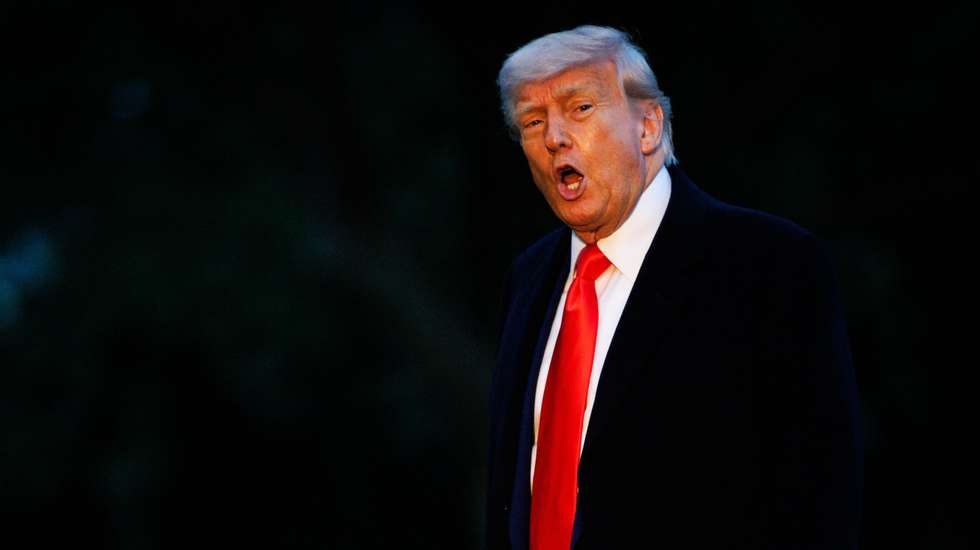 epa12127197 US President Donald Trump walks towards the White House after landing on the South Lawn in Washington, DC, USA, 22 May 2025. President Trump is returning from Trump National Golf Club in Virginia after a private dinner.  EPA/SAMUEL CORUM / POOL