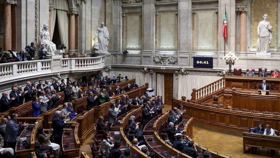 A banca parlamentar do Chega, aplaude o deputado do Chega, André Ventura (D), durante o discurso após a eleição de José Pedro Aguiar Branco, como novo Presidente da Assembleia da República, sucedendo a Augusto Santos Silva, que falhou a eleição pelo círculo Fora da Europa nas últimas legislativas, na Assembleia da República em Lisboa, 27 de março de 2024. FILIPE AMORIM/LUSA