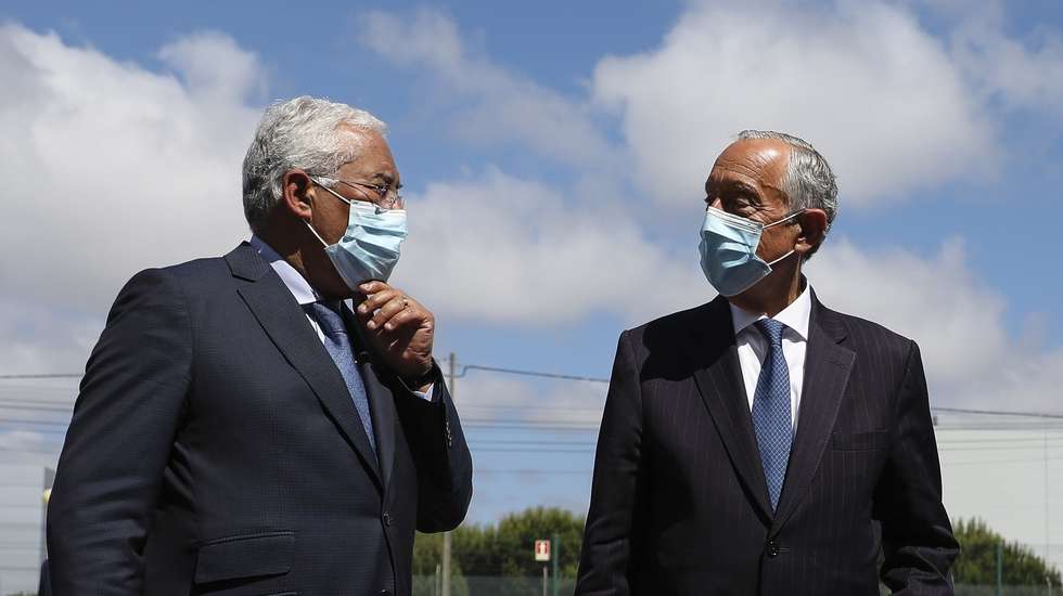 O presidente da República, Marcelo Rebelo de Sousa (D), acompanhado pelo primeiro-ministro, António Costa, durante uma visita  fábrica de produtos flexíveis Flex2000, na zona industrial de Ovar, Aveiro, 22 de Maio de 2020. O presidente da República visita no dia de hoje o concelho de Ovar. JOSÉ COELHO/LUSA