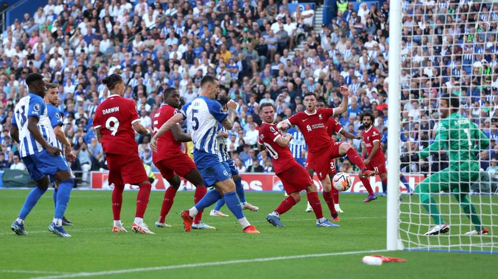 Lewis Dunk aproveitou a passividade da defesa à zona do Liverpool num livre lateral já no último quarto de hora para fazer o empate final