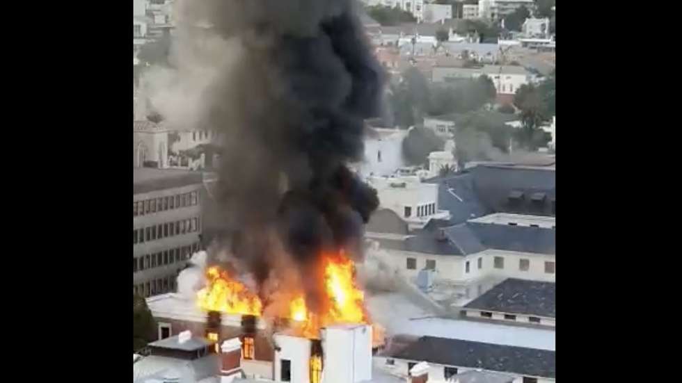 Cerca de 60 bombeiros e 12 veículos estão no local a tentar combater as chamas