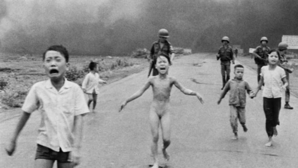 A fotografia com o título original "O terror da guerra" é conhecida enquanto "A rapariga do Napalm"