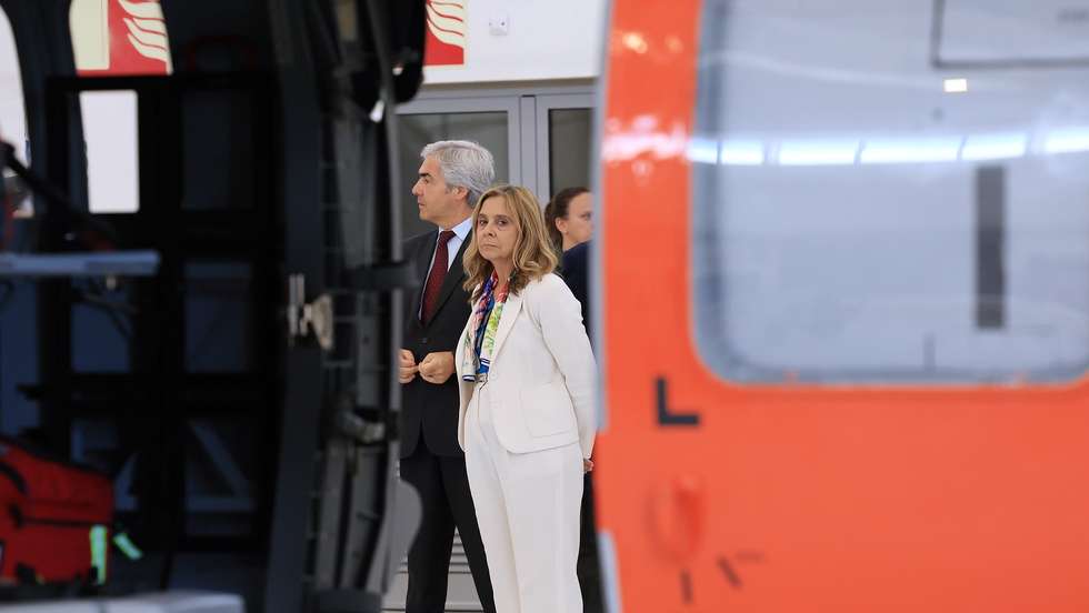 O ministro da Defesa Nacional, Nuno Melo (E), e a ministra da Saúde, Ana Paula Martins, durante a apresentação do helicóptero Black Hawk UH-60 capaz de operar em missões diurnas e noturnas, dotado de um "'kit' de última geração" para emergência médica, na Base Aérea n.º 8, em Ovar, 10 de Julho de 2025. ESTELA SILVA/LUSA
