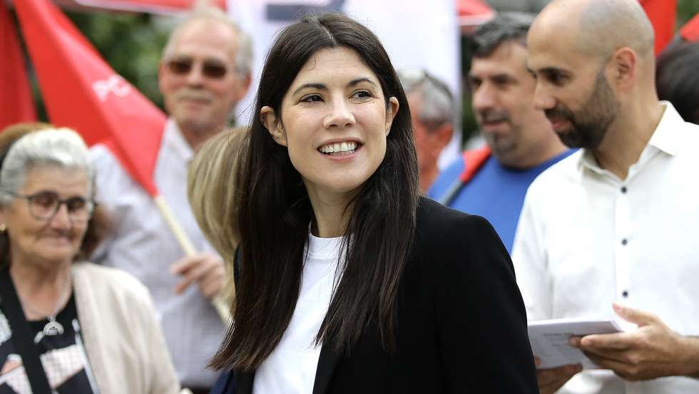 A Coordenadora do Bloco de Esquerda (BE), Mariana Mortágua (C) acompanhada por Pedro Filipe Soares (D), deputado do BE, durante arruada para as Eleições Europeias, no Recinto da Feira da Sra da Hora, Matosinhos, 11 de Maio de 2024.  MANUEL FERNANDO ARAUJO/LUSA
