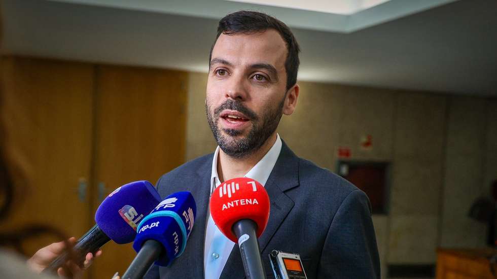 O candidato à Presidência da República, Jorge Pinto, fala à imprensa após a apresentação do estudo nacional “Portugal e os Direitos das Pessoas com Deficiência: Perceções e Desafios”, promovido pelo Me-CDPD — Mecanismo Nacional de Monitorização da Implementação da Convenção sobre os Direitos das Pessoas com Deficiênciade, na Assembleia da República em Lisboa, 2 de dezembro de 2025. TIAGO PETINGA/LUSA