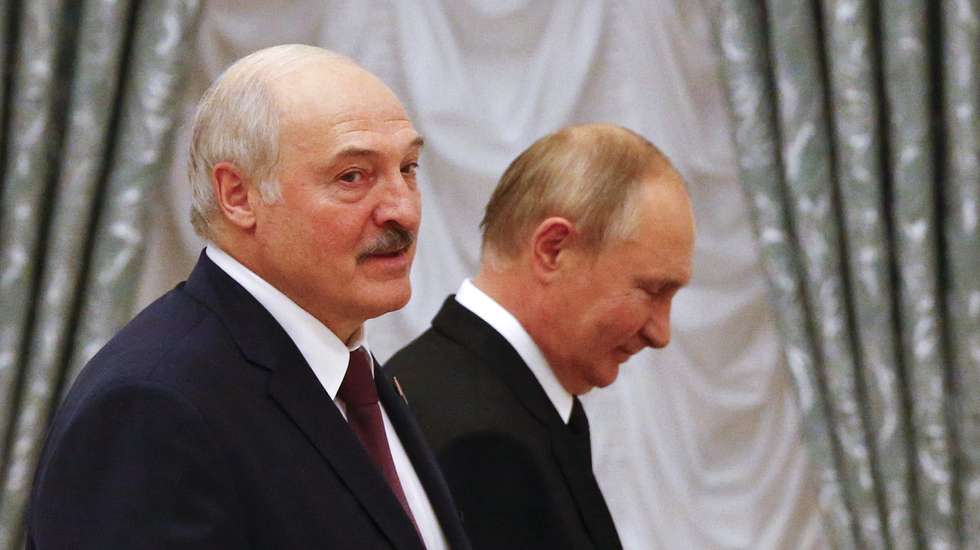 epa09458305 Russian President Vladimir Putin (R) and his Belarusian counterpart Alexander Lukashenko (L) attend a news conference following their talks at the Kremlin in Moscow, Russia, 09 September 2021. Belarusian President Alexander Lukashenko is on a working visit in Moscow.  EPA/SHAMIL ZHUMATOV / POOL