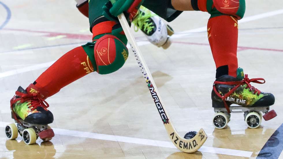 A jogadora de Portugal Marlene Sousa (D) disputa a bola com a jogadora da Espanha Aina Florenza (E), durante o jogo da final do Campeonato de Europa Feminino de Hóquei, Espanha vs Portugal, disputado no Pavilhão do Luso, na Mealhada, 16 de outubro de 2021. PAULO NOVAIS/LUSA