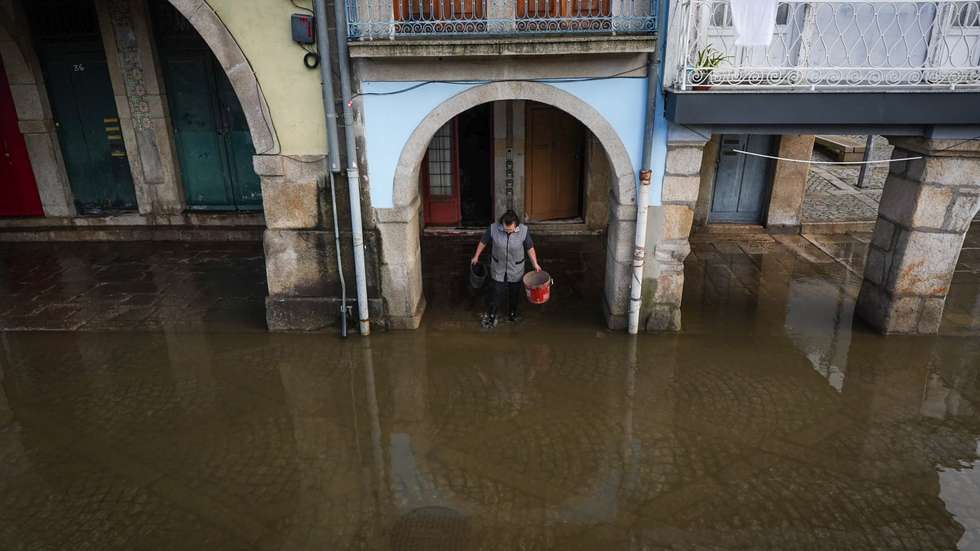 Água do Douro chegou a um metro de altura em Miragaia, Porto