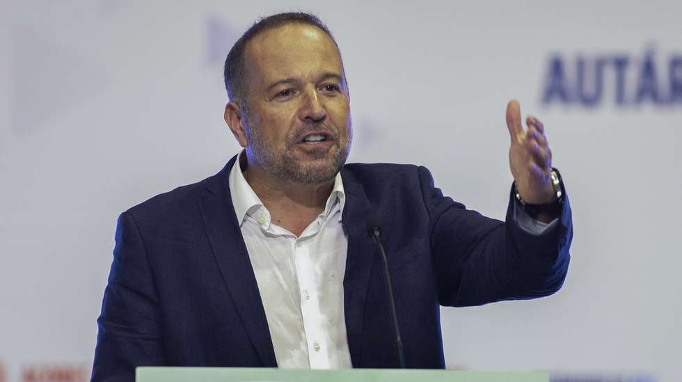 O presidente do Partido Socialista Açores (PS), Francisco César, discursa durante um jantar-comício, no âmbito da campanha para as próximas eleições autárquicas do dia 12 de outubro, em Vila Franca do Campo, Ilha de São Miguel, Açores, 3 de outubro de 2025. Mais de 9,3 milhões de eleitores estão inscritos para votar nas eleições autárquicas de 12 de outubro, dos quais mais de 41 mil são cidadãos estrangeiros recenseados em Portugal. EDUARDO COSTA/LUSA