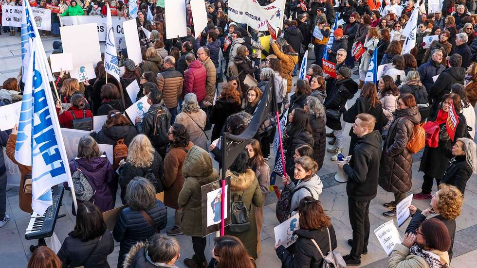 Professores durante a manifestação de professores em dia de greve com distribuição de informação à população sobre as razões da luta dos professores, assinatura de postal de solidariedade com os professores em luta e divulgação das primeiras informações sobre a adesão à greve no distrito de Coimbra, na praça 8 de Maio, em Coimbra, 24 de janeiro de 2023. A greve foi convocada por oito organizações sindicais: Associação Sindical de Professores Licenciados (ASPL), Federação Nacional dos Professores (FENPROF), Pró-Ordem dos Professores - Associação Sindical/Federação Portuguesa dos Professores, Sindicato dos Educadores e Professores Licenciados (SEPLEU), Sindicato Nacional dos Profissionais de Educação (SINAPE), Sindicato Nacional e Democrático dos Professores (SINDEP), Sindicato Independente de Professores e Educadores (SIPE) e Sindicato Nacional dos Professores Licenciados pelos Politécnicos e Universidades (SPLIU), 24 de janeiro de 2023. PAULO NOVAIS/LUSA