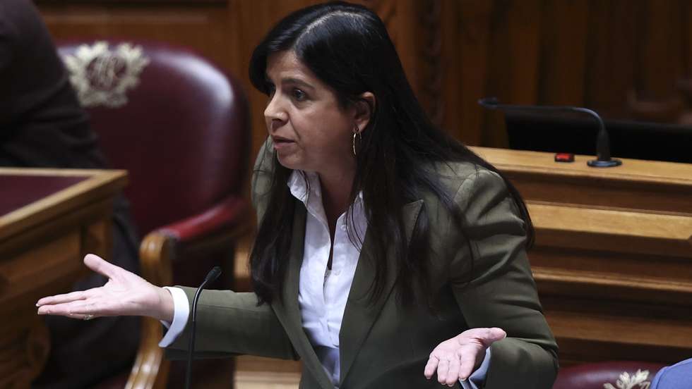 A porta-voz do PAN - Pessoas Animais Natureza, Inês Sousa Real, intervém durante o debate quinzenal com a presença do primeiro-ministro, na Assembleia da República, em Lisboa, 24 de setembro de 2025. O primeiro-ministro regressa hoje aos debates quinzenais no parlamento mais de sete meses depois da última discussão neste formato e a pouco mais de duas semanas da entrega do Orçamento do Estado para 2026. ANTÓNIO COTRIM/LUSA