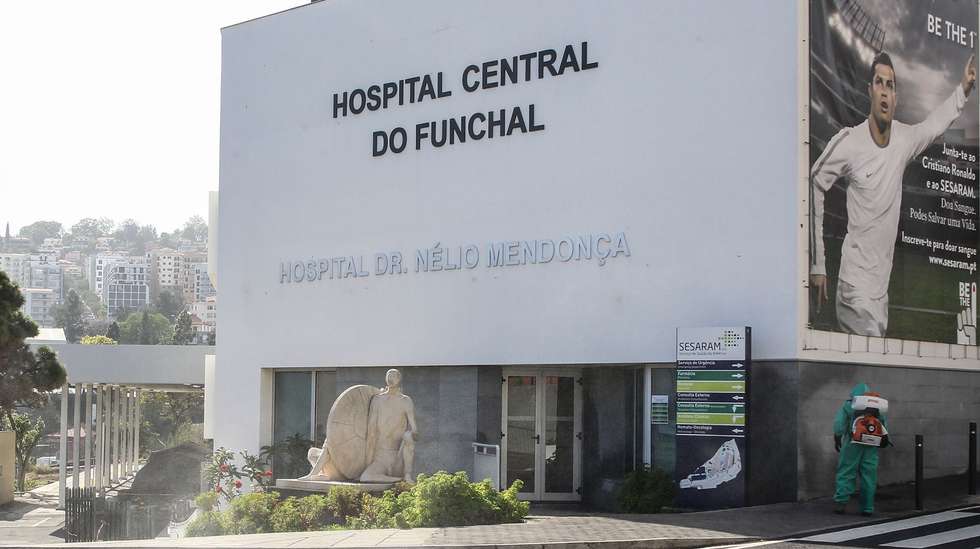 Trabalhos de desinfeção no exterior do Hospital Dr. Nélio Mendonça (Hospital do Funchal), devido à pandemia do covid-19, no Funchal, 6 de abril de 2020. Em Portugal, registaram-se 311 mortes e 11.730 infeções confirmadas, segundo o balanço feito hoje pela Direção-Geral da Saúde (DGS). HOMEM DE GOUVEIA/LUSA