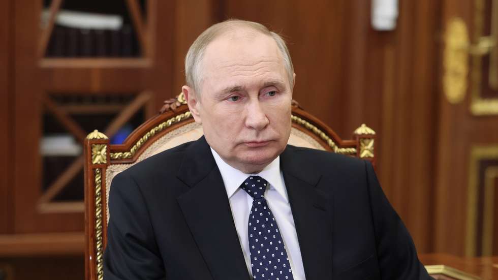 epa10390349 Russian President Vladimir Putin meets with head of the Karachay-Cherkess Republic Rashid Temrezov in Moscow, Russia, 05 January 2023.  EPA/MIKHAEL KLIMENTYEV/SPUTNIK/KREMLIN / POOL MANDATORY CREDIT